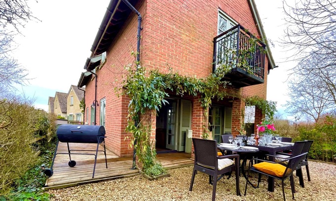 Laverton Cottage | Cosy cottage for family fun with log-burner, spa, private parking, EV & pools