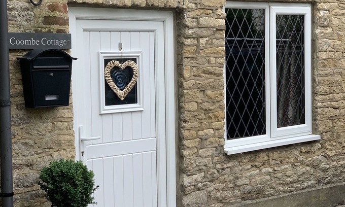 Ozleworth Cottage | Cosy Cottage on the Cotswold Way