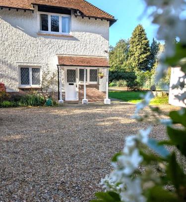 Ford House | Cosy Cottage with Large Garden I Semi Rural Retreat! Nearby Countryside, Beaches & Goodwood - Chichester Holiday Properties
