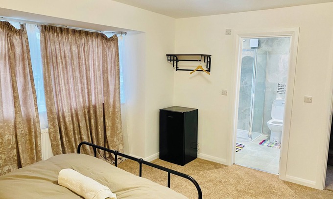 Hainault House | Cosy Ensuit in a calm environment, 1 min walk to bus stand, with free parking.