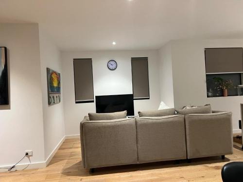 Surrey Hills Apartment | Cosy Entire Home Apartment with 3 bedrooms