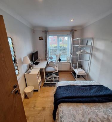 Woking House | Cosy Gated Room with Free Secure Parking Private Bathroom