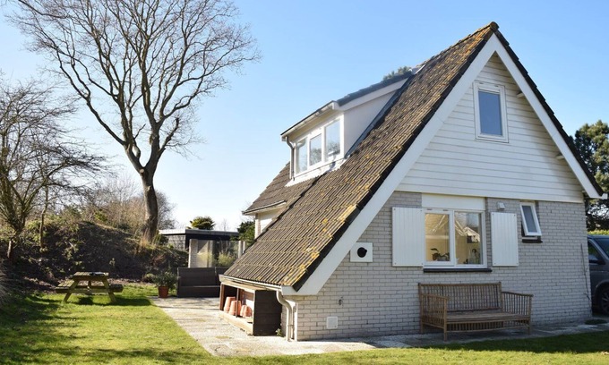 Ouddorp House | Cosy holiday home, spacious and green garden, lots of privacy and a cosy covered outdoor terrace with wood-burning stove.