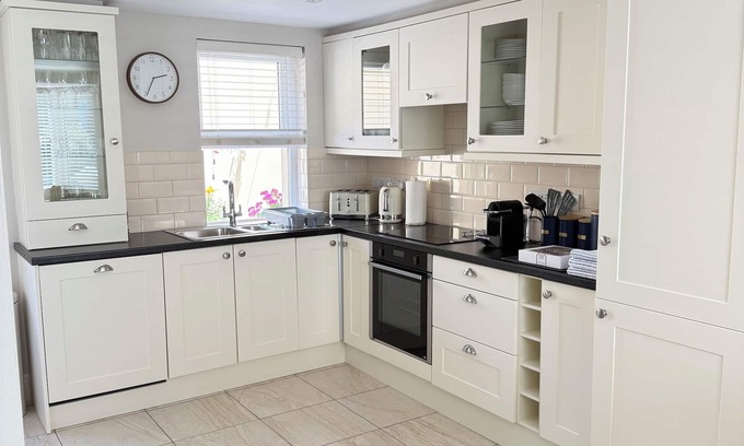 Killarney Cottage | Cosy Home. Killarney Town Centre 5 minute walk - Free Parking/WiFi - sleeps 6