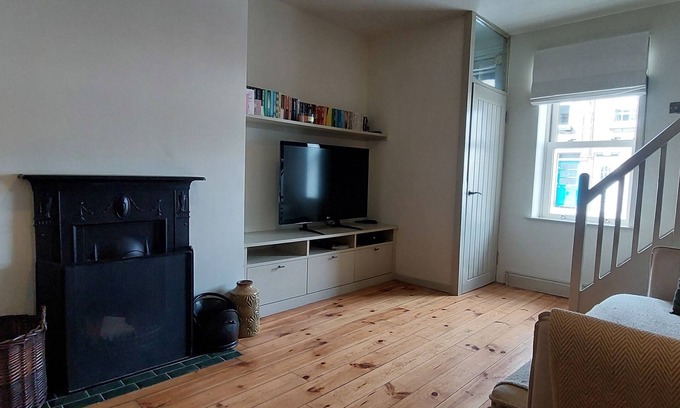 Dun Laoghaire Apartment | Cosy Home w/Office - 10 Mins Stroll to Seafront