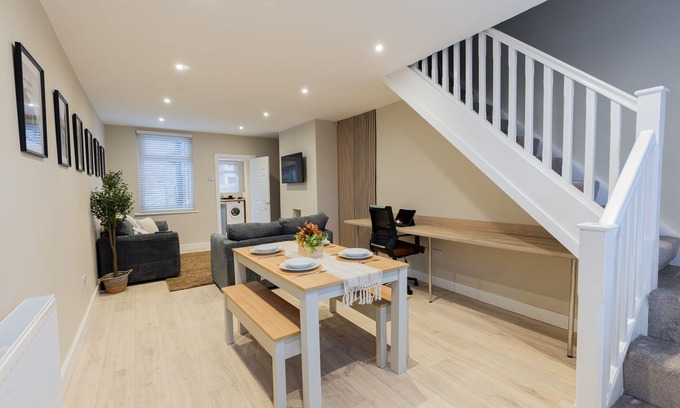 Runcorn House | Cosy House in Runcorn: Perfect for Families & Business Travelers! Free Parking
