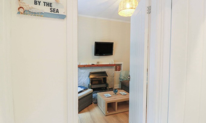 Millport Cottage | COSY IN, character holiday cottage, with a garden in Millport