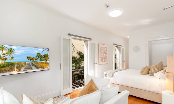 Lewisham Apartment | Cosy Inner West Studio with Courtyard
