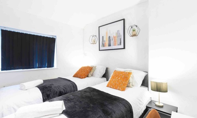 Harehills House | Cosy Large House, FREE Parking, Wifi, Near City Centre