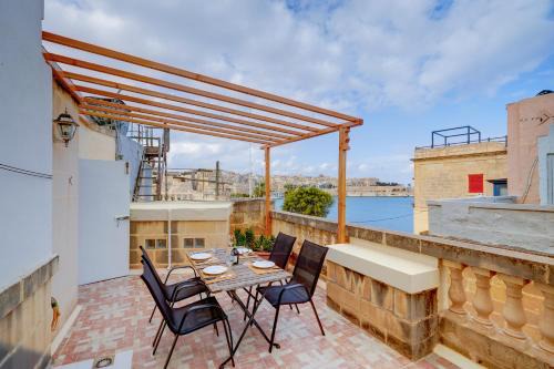 Senglea House | Cosy Maltese Townhouse Roof Terrace and Views