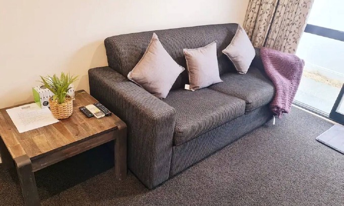 Halswell House | Cosy next to wigram reserve- Breakfast/Netflix