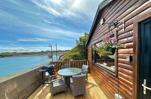 Malin Apartment | Cosy Portmor Log Cabin- Sea views, Deck & Relaxation