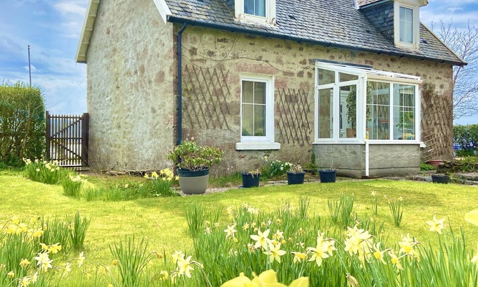 Inveraray Cottage | Cosy, Stone Built Cottage; Super Dog Friendly; Games Room & Direct Loch Access!