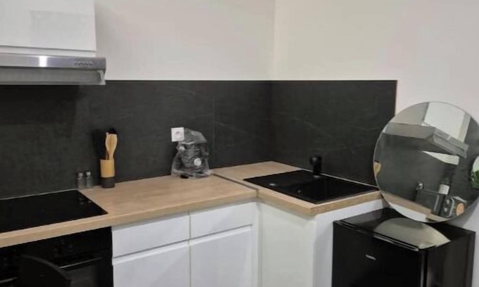 Aiguerelles Apartment | Cosy studio downtown station