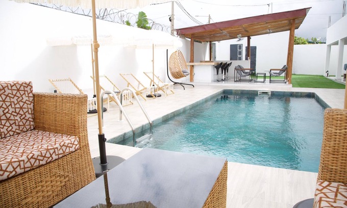Yamoussoukro Apartment | Cosy studio in a mini-complex with swimming pool close to amenities.