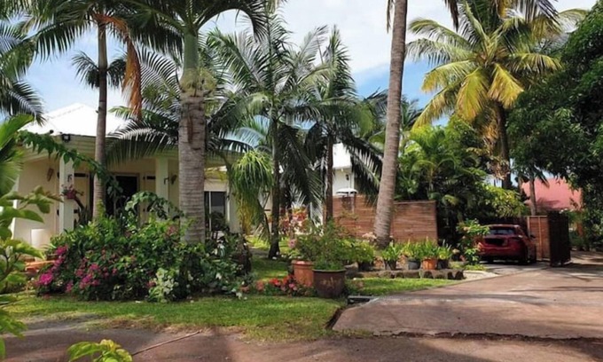 Saint-Louis Apartment | Cosy studio in large garden with trees, terrace with jacuzzi