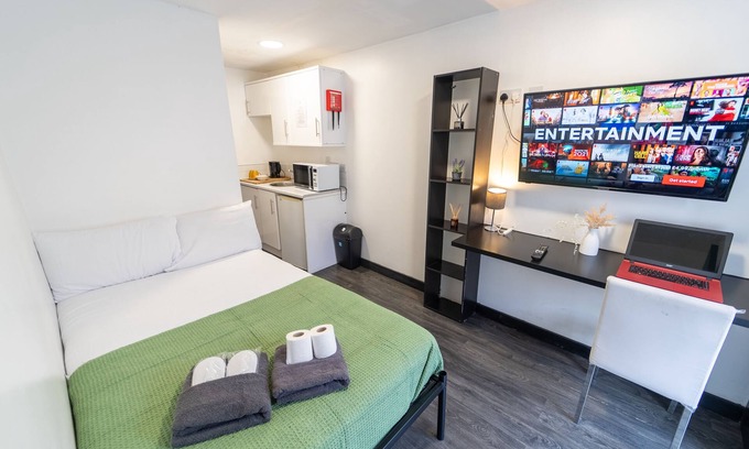 Selly Oak Apartment | Cosy studio next to UOB and 10 mins from City!