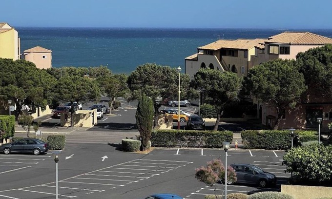 Saint-Pierre-la-Mer Apartment | Cosy T2 sea view, bedroom + cabin, mezzanine, parking