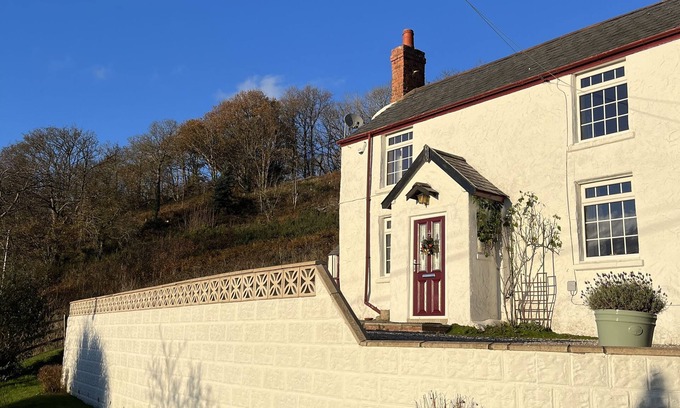 Cwm Dyserth Cottage | Cosy Welsh Cottage - Views & Log burner