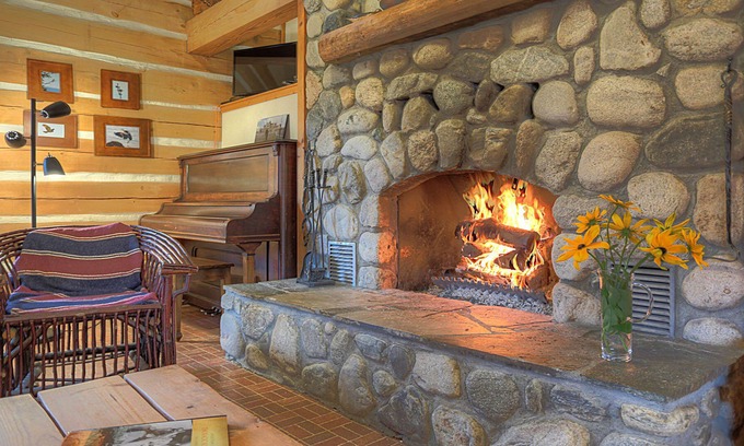 North Okanagan Cabin | Cosy Winter Retreat! - Log Cabin -Fireplace- Nature at Your Door