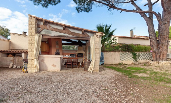 Martigues Apartment | Côte Bleue holiday flat in La Couronne with shared garden, close to the beach