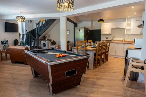 Stroud House | Cotswold's Stroud-Large 5 Bedroom House-Pool Table-Sleeps 10
