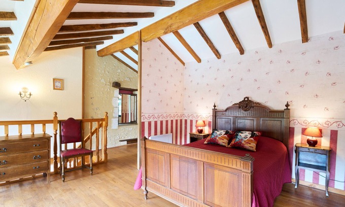 Saint-Sulpice-de-Roumagnac House | Cottage "L'Atelier" with Shared Pool, Private Terrace, and Wi-Fi