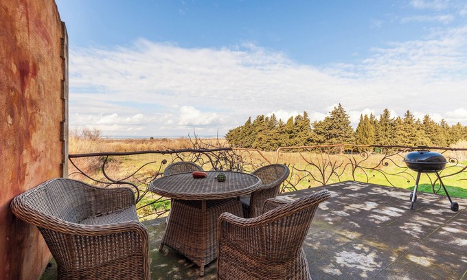 Chateauneuf-les-Martigues House | Cottage 'A Pincu, Rural Et Atypique' with Lake View and Wi-Fi