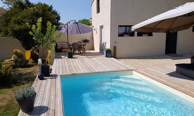 Baignes-Sainte-Radegonde Cottage | Cottage with heated pool, enclosed garden and WiFi in Baignes