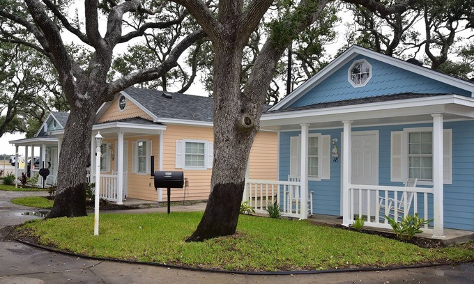 Fulton House | Cottage 01 at D&R Pelican Bay Resort - Pet Friendly