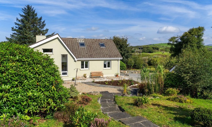Clifden Cottage | Cottage 435 - Clifden - sleeps 6 guests in 3 bedrooms