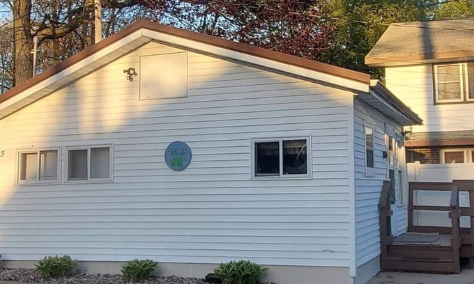 Shawano Cottage | Cottage #5 on Shawano Lake has everything you need. Nice 1 bedroom cottage completely furnished