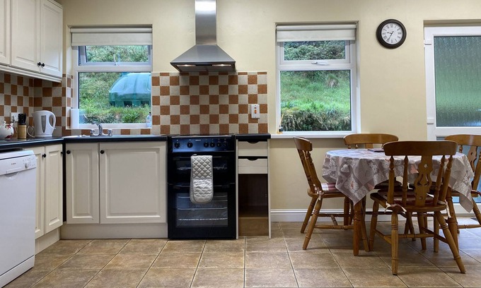 Cornamona Cottage | Cottage 512 - Cornamona - sleeps 4 guests in 2 bedrooms