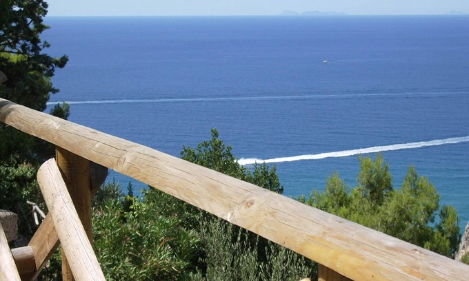 Sperlonga House | Cottage at Peak by the Sea with Private Parking Space