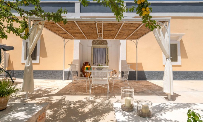 Martina Franca Cottage | Cottage 'Fior Di Cappero' with Wi-Fi