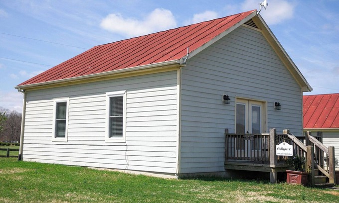 Castleton Cottage | Cottage Getaway for Two with Private Hot Tub