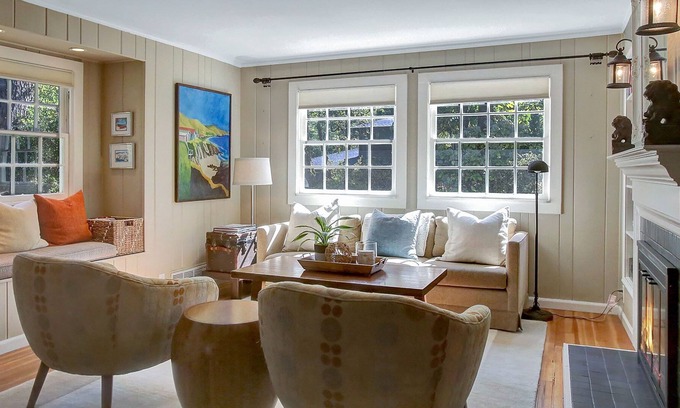 Bryant House | Cottage in Lake Oswego- close to Portland, walkable to restaurants!