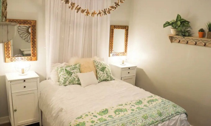 Cardston Cottage | Cottage in the Country-Only 30 min. from Waterton! Sleeps 6 -Hot Tub!