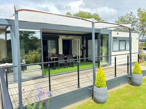 Sainte-Foy Ski Chalet | Cottage Luxe 3 Chambres, Jacuzzi, Piscine et Parking à 12 km des Sables d'Olonne - FR-1-197-608