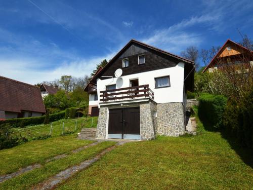 Pocedelice House | Cottage near River Ohre with Garden