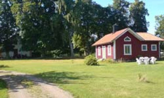 Motala House | Cottage on a farm by Lake Vättern