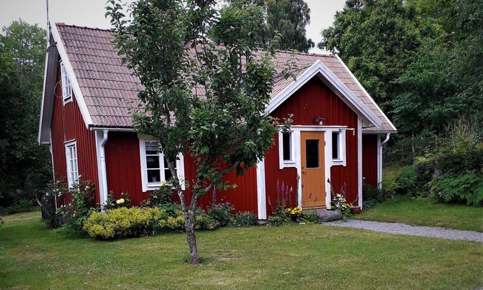 Jamjo Cottage | Cottage on farm 3 miles northeast of Karlskrona