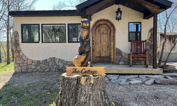 West Siloam Springs Cottage | Cottage on the waterfall.