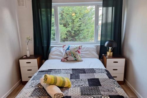 Huntingdon House | Cottage - Sleeps 4 - Parking - WiFi