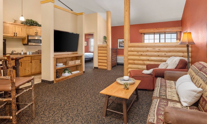 Rothschild Hotel | Cottage Suite With Full Kitchen, Access to Pool, Hot Tub, and Gym