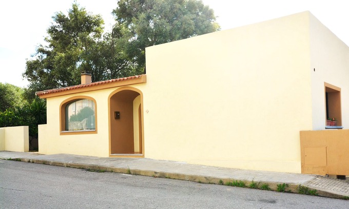 Arzachena House | Cottage The Olive Trees A, lovely studio with garden.