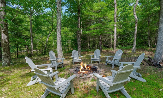 Berkeley Springs Cabin | Cottage w Hot Tub, Pond & Kayaks, Fire Pit, & WiFi