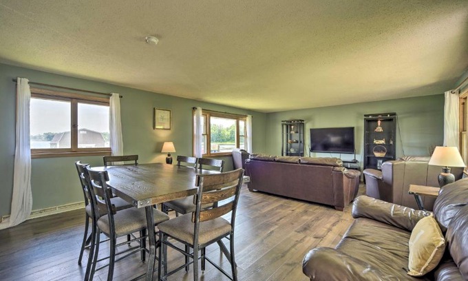 Lindstrom House | Cottage with Deck Situated on South Center Lake