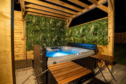 Dunfermline House | Cottage with Hot Tub near Knockhill