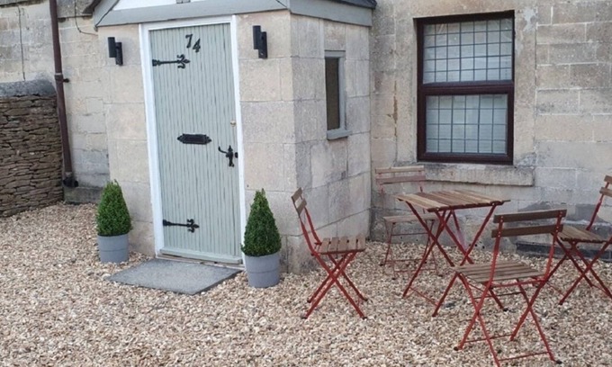 Corsham Cottage | Cottage with Large Drive